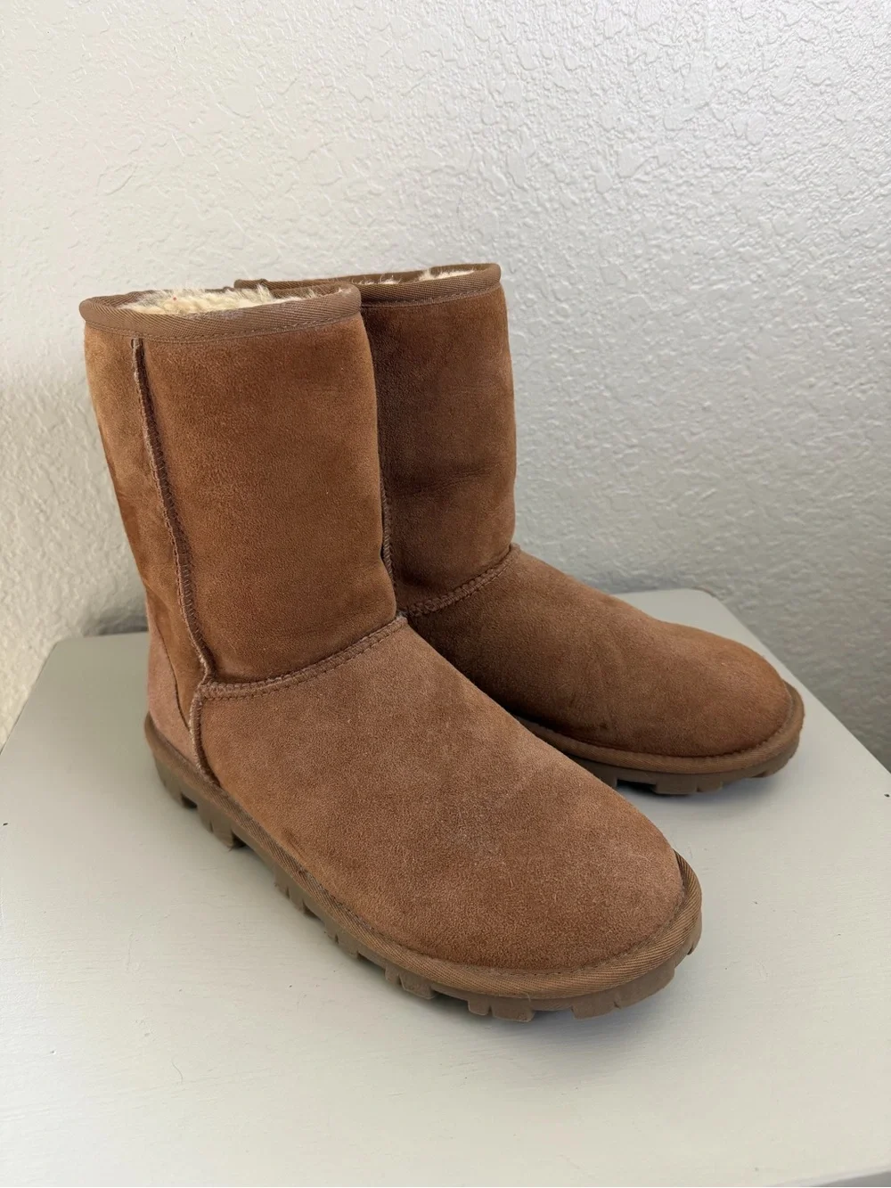 UGG Classic Shearling-Lined Suede Boots - Chestnut Brown Womens sz 9